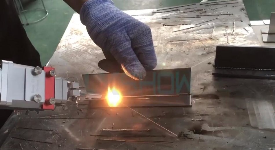 laser welding machine operatiing video